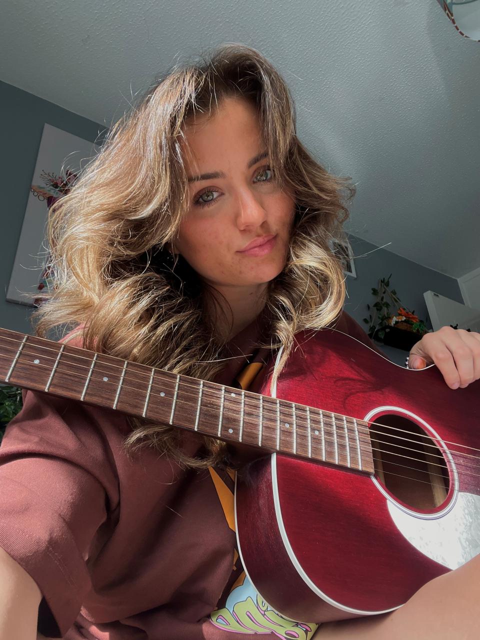 Abi, playing guitar