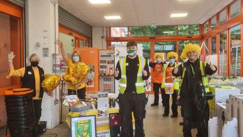 b&q staff photo