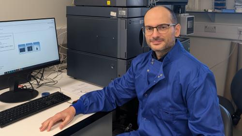 Photo of Dr Vitor Mendes in the lab