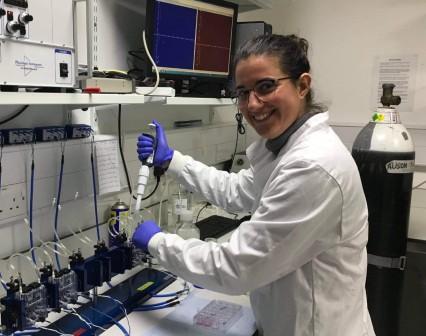 Photo of Dr Livia Delpiano in the lab