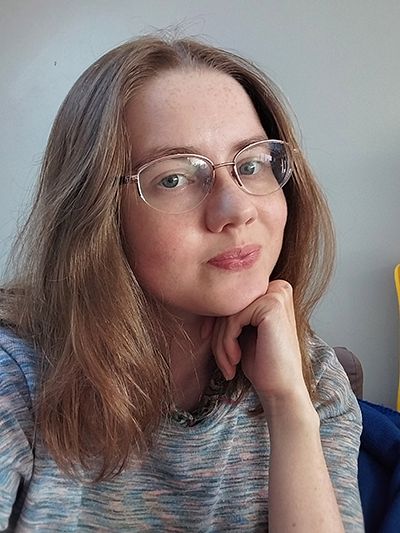 Photo of Sarah, guest editor of CF News